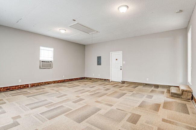 Building Photo - SW Large Updated Home, Bonus Room, FP, Fro...