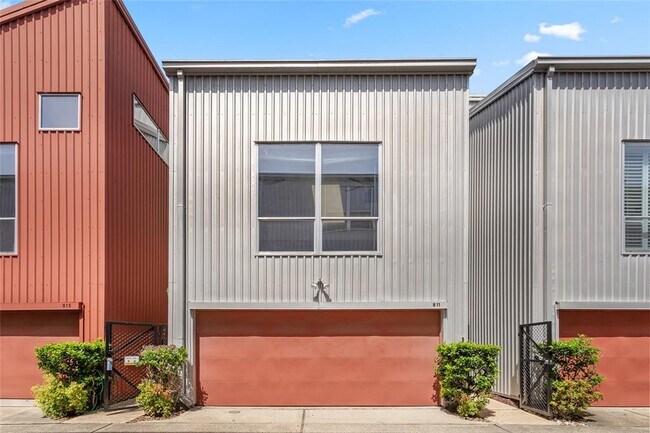 Building Photo - 811 Robin St