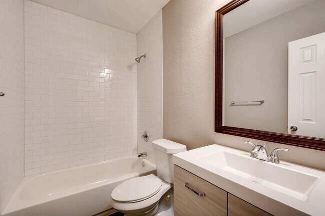 Building Photo - Remodeled Garden Level Unit in a Prime Location