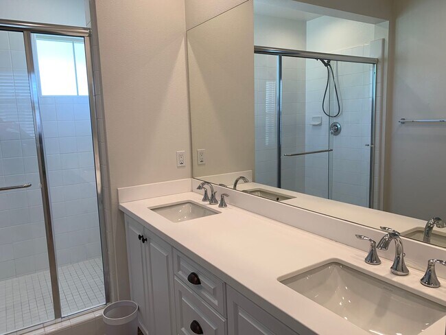 Building Photo - Beautiful Home 4bed/3 bath