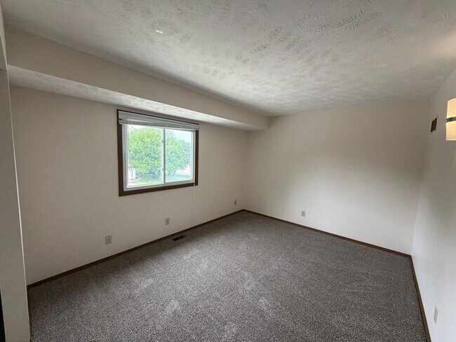 Building Photo - 4620 Grassridge Rd
