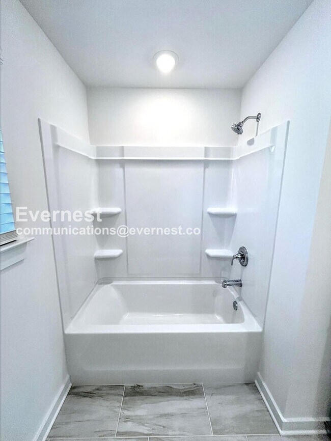 Building Photo - Application Fee WAIVED! Limited Time Special Offer - Split your security deposit payment.  5 Bed/...