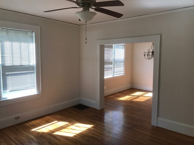 Building Photo - Cute 2 Bedroom Duplex in Plaza Midwood!