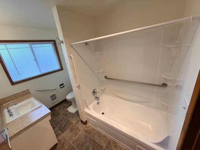 Building Photo - Two Bedroom Flat in North Salem