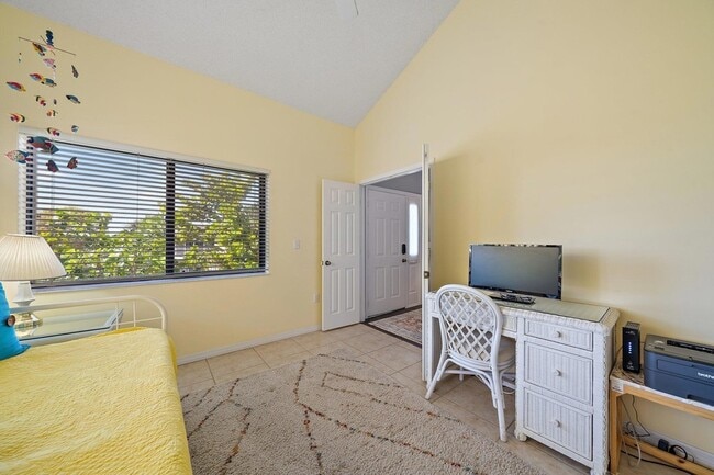 Building Photo - 860 Bella Vista Ct S