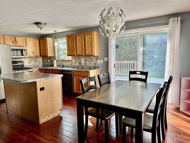 Building Photo - Like New 3BR, 1.5 bathroom Colonial For Rent