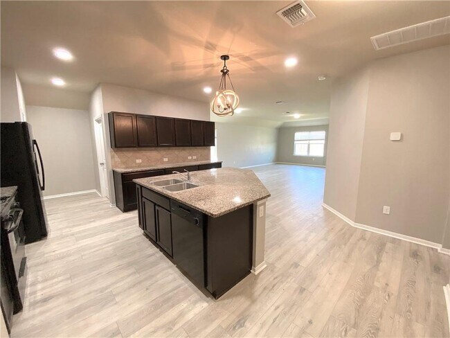 Building Photo - 215 Camellia Dr