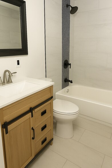 Building Photo - 305 E 9th St