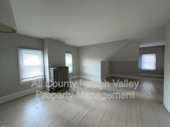Building Photo - 226 E Ettwein St
