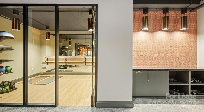 Building Photo - 515 Royal Ct