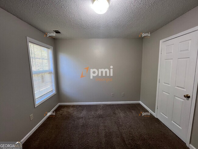 Building Photo - 2015 Ivy Ln