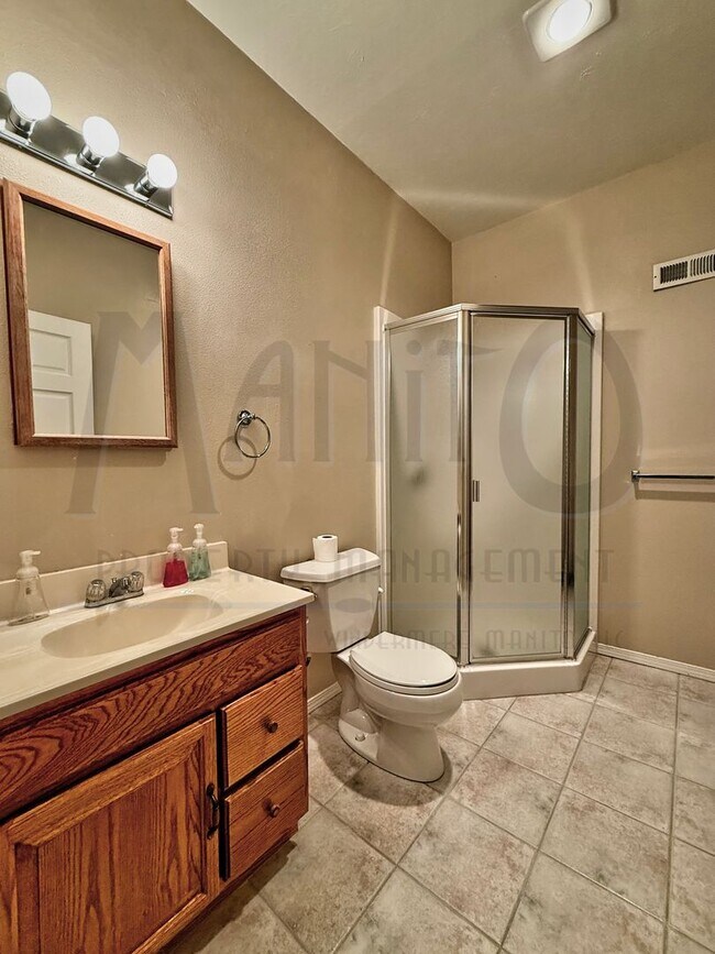 Building Photo - Elegant & Sprawling South Hill Home