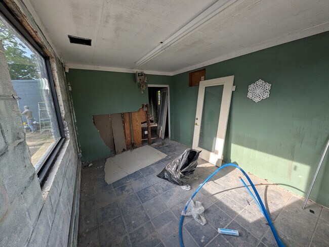 Building Photo - 430 E Brockett St