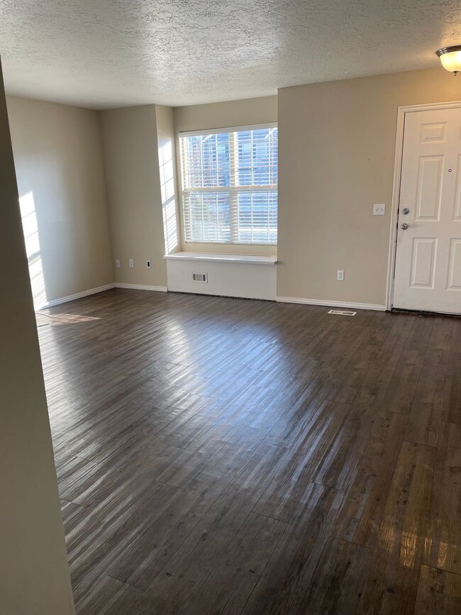 Building Photo - BEAUIFUL TOWNHOME!!!