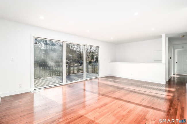 Building Photo - 8 Stonecrop Rd S