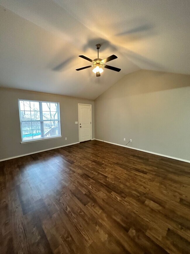 Building Photo - 3 Bedroom 2 Bathroom For Rent in Bentonville!