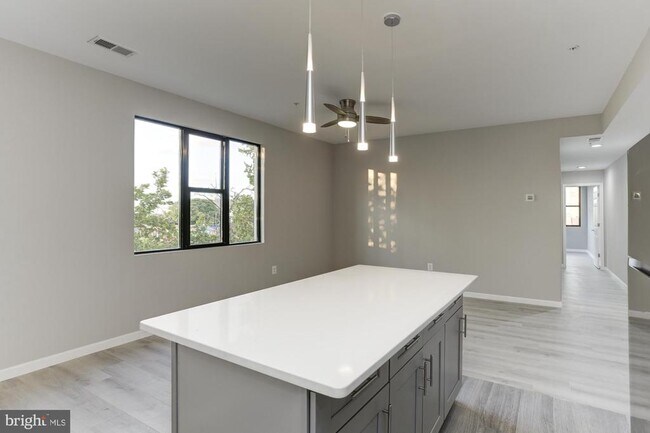 Building Photo - 400 S Highland Ave