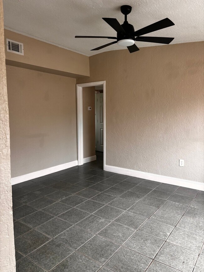 Building Photo - 1402 Donna Ave