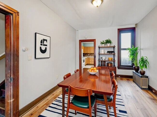 Building Photo - Large Four Bedroom In York!