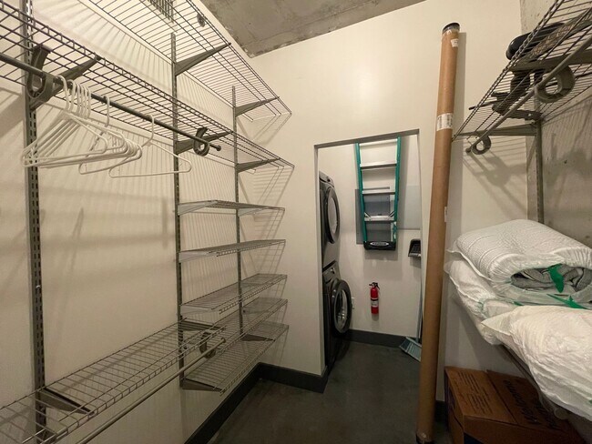 Building Photo - Awesome 1BR Loft Style Condo Overlooking M...