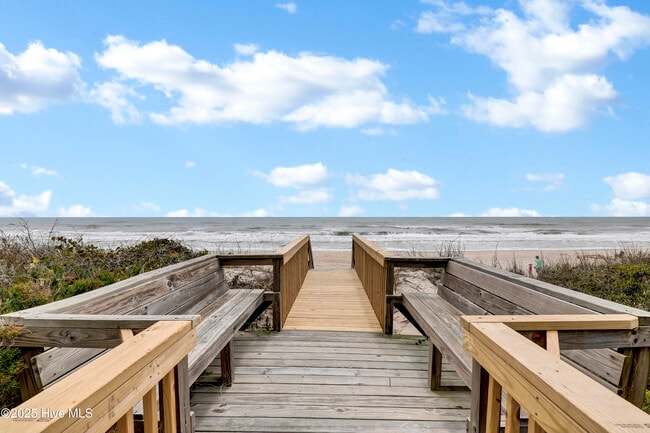 Building Photo - 3974 Island Dr