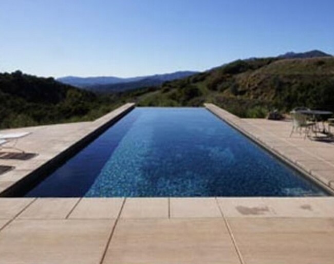 Building Photo - Hilltop oasis