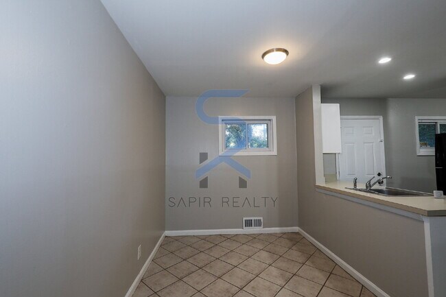 Building Photo - Move-In Special!  Move in on or before Nov...