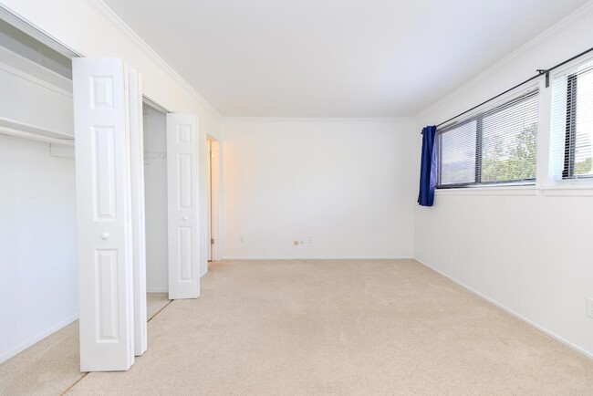Building Photo - 725 Peninsula Ct