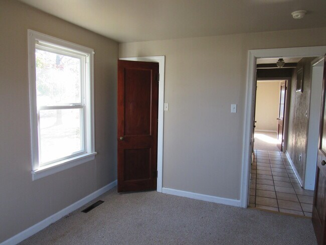 Building Photo - 636 W Washington St