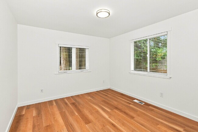 Building Photo - **FULLY REMODELED SAMMAMISH HOME WITH HUGE FENCED YARD!** AVAILABLE NOW FOR RENT!!!