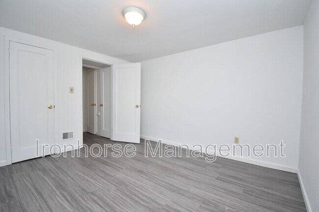 Building Photo - 525 Dell Pl