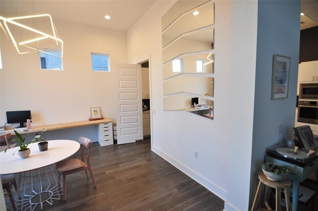 Building Photo - 6117 Seville Dr