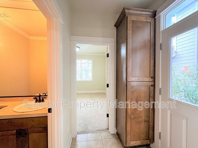 Building Photo - 727 NE 65th Ct