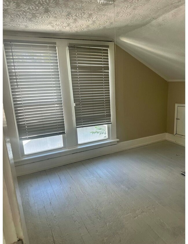 Building Photo - Large three bed home for rent