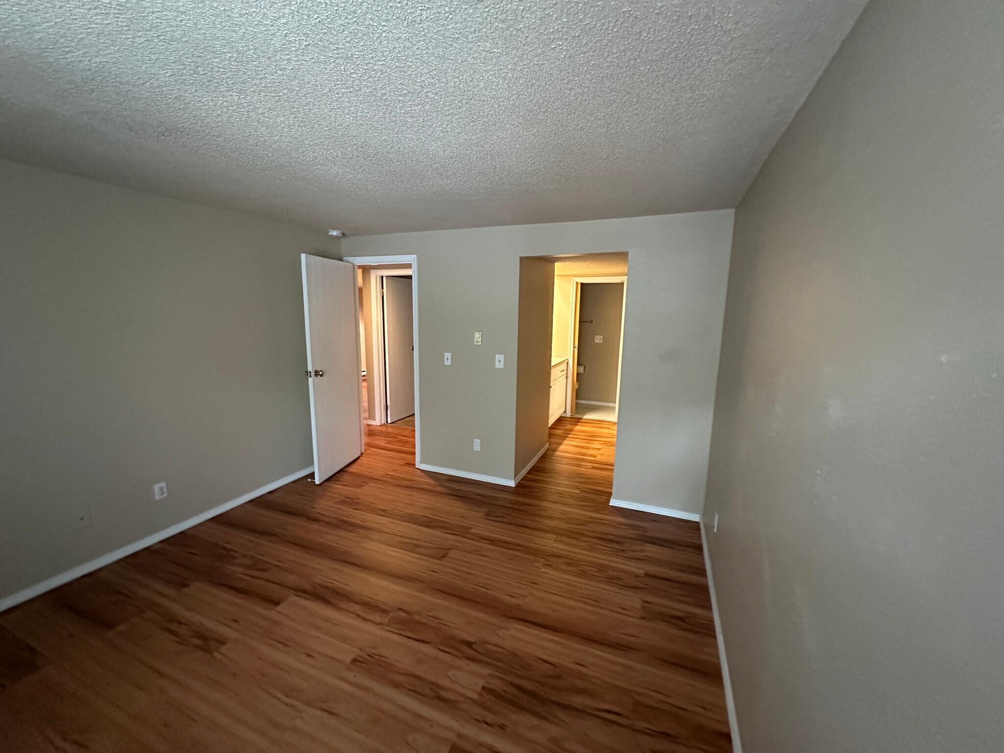 Building Photo - 4641 W Lake Sammamish Pky SE