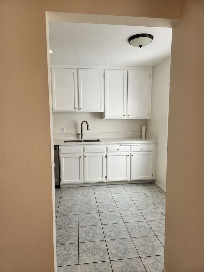 Building Photo - 3bed/2.5bath + Garage Townhome in Tarzana-...