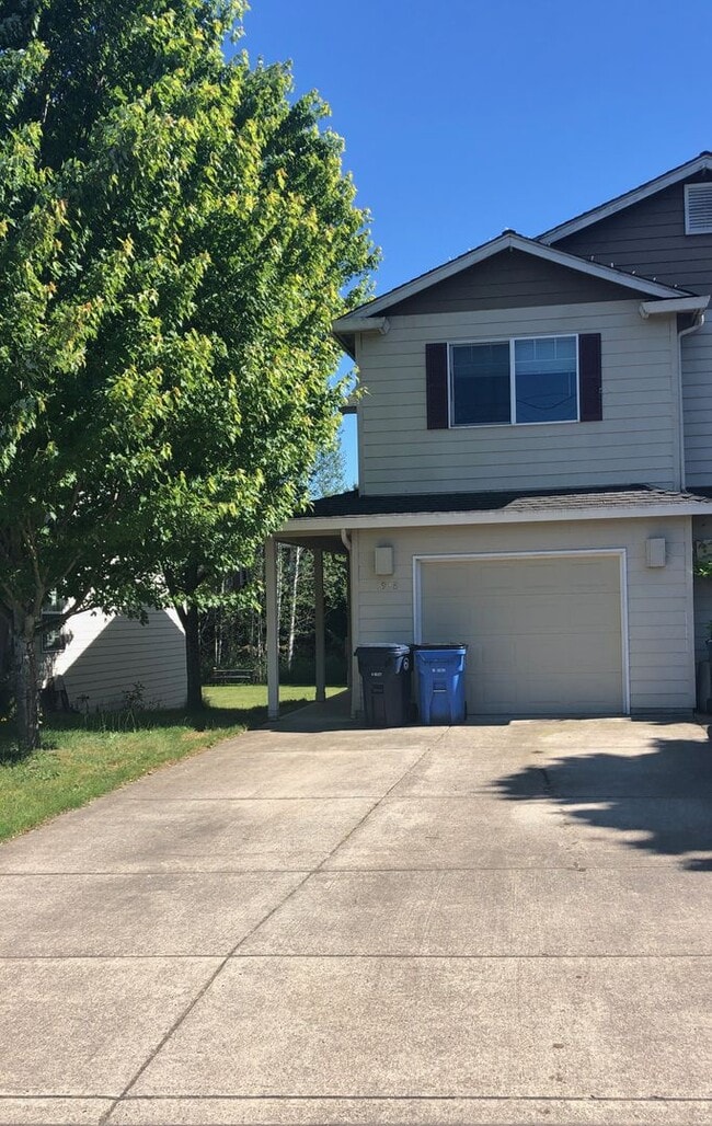 Building Photo - Quaint 2B/2Ba Townhome in Desirable Camas!