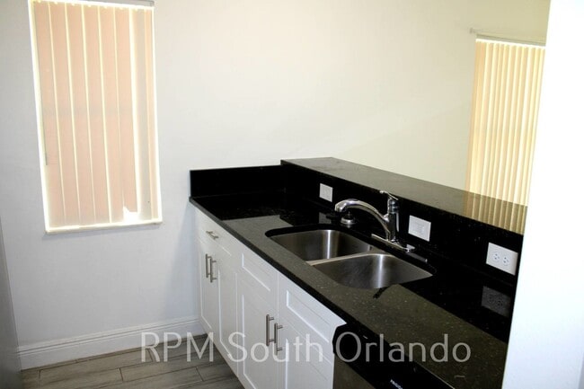 Building Photo - Beautiful 3-bedroom 2 bath single story home in SW Orlando near International Drive
