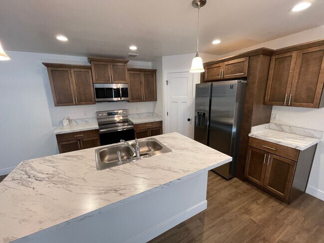 Building Photo - 3 bed 2.5 bath home rental