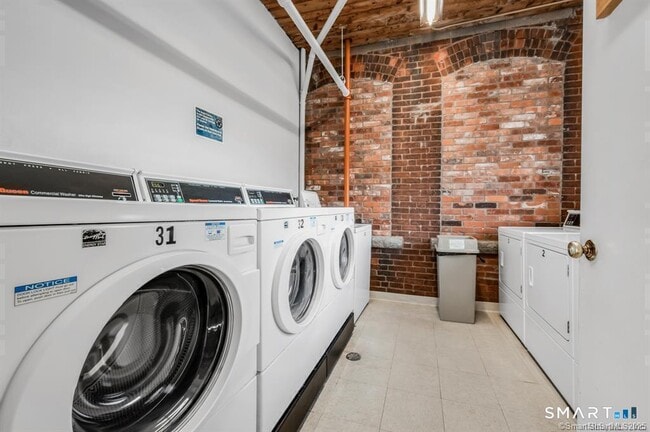 Building Photo - 222 Williams St E