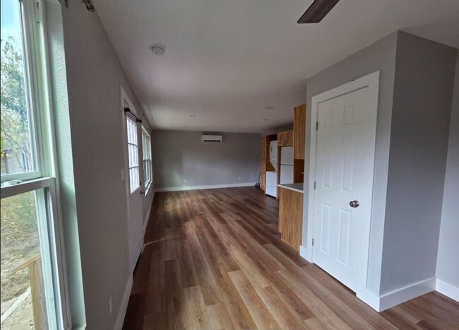 Building Photo - FOR LEASE!!