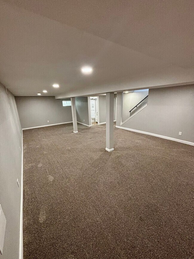 Building Photo - Stunning 5 Bedroom in the Coveted Kipling ...