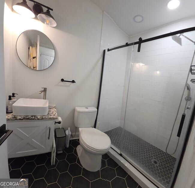 Building Photo - 1121 Vanessa Ave