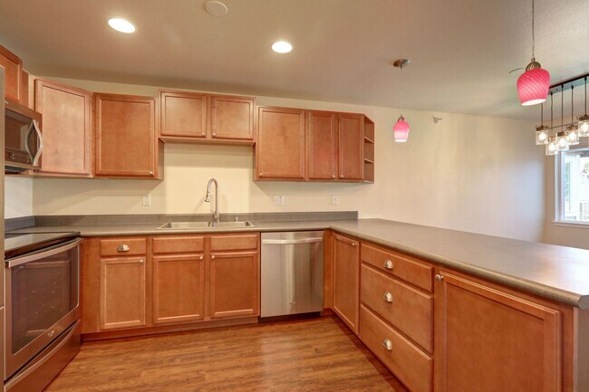Building Photo - Spacious 2bd, 2ba Upper Unit Available in ...