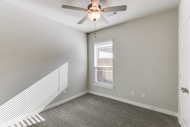 Building Photo - 653 Blackland dr