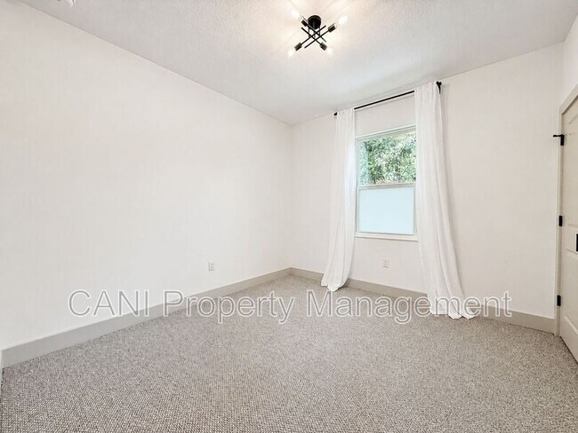 Building Photo - 724 Ellwood Ave