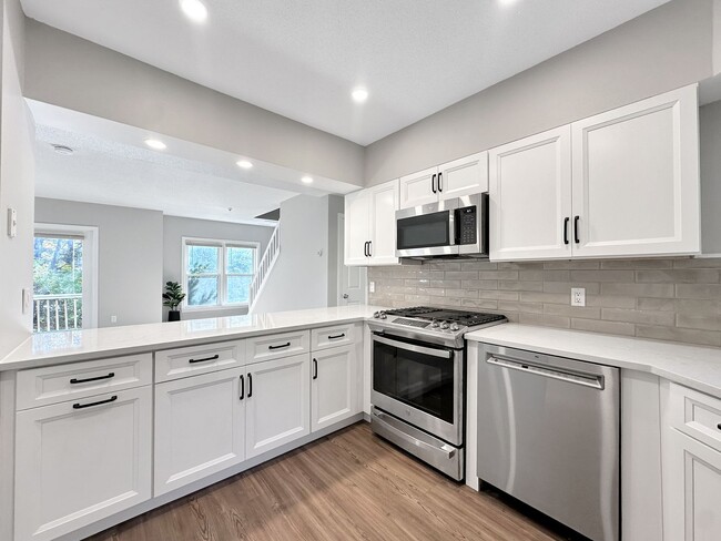 Building Photo - Beautiful Remodeled  3 Bedroom Condo!