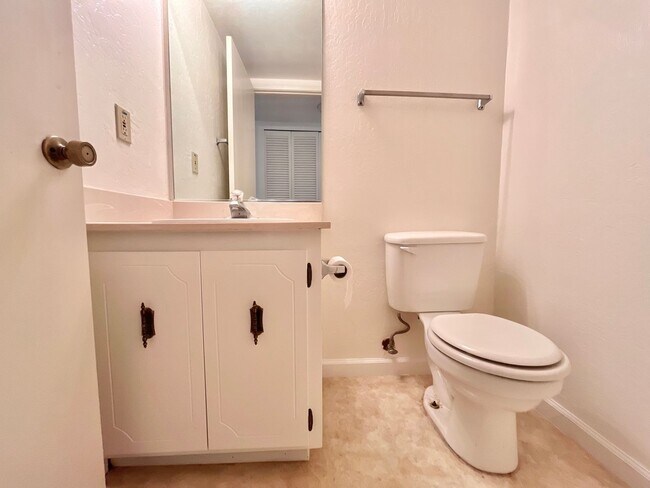 Building Photo - Adorable 3 bed / 1.5 bath Condo