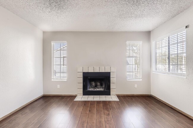 Building Photo - LOVELY 2 bedroom Condo Ready for Immediate Move in!!