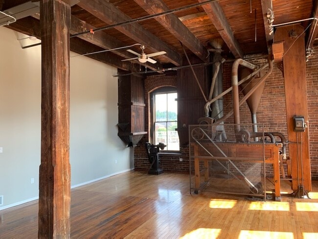 Building Photo - 116 N. 5th St. #210